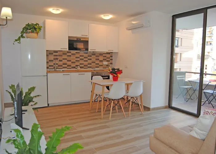 Recently Refurbished Apartment With Sea Views.